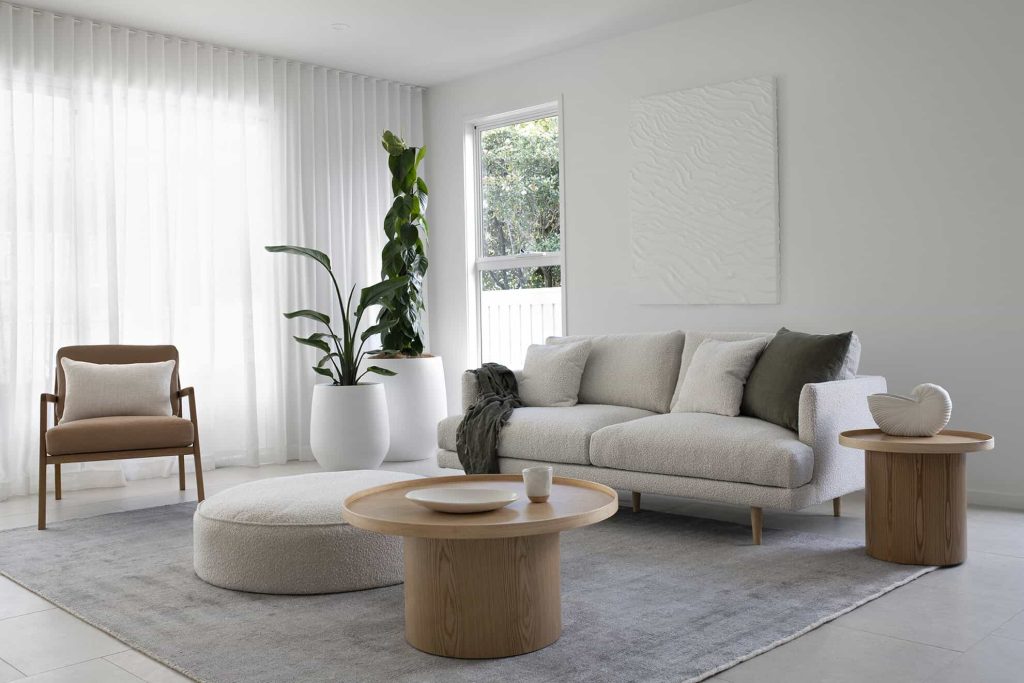 Cómo incorporar butacas de madera en interiores 1 CoralHouseLivingRoomFurniture