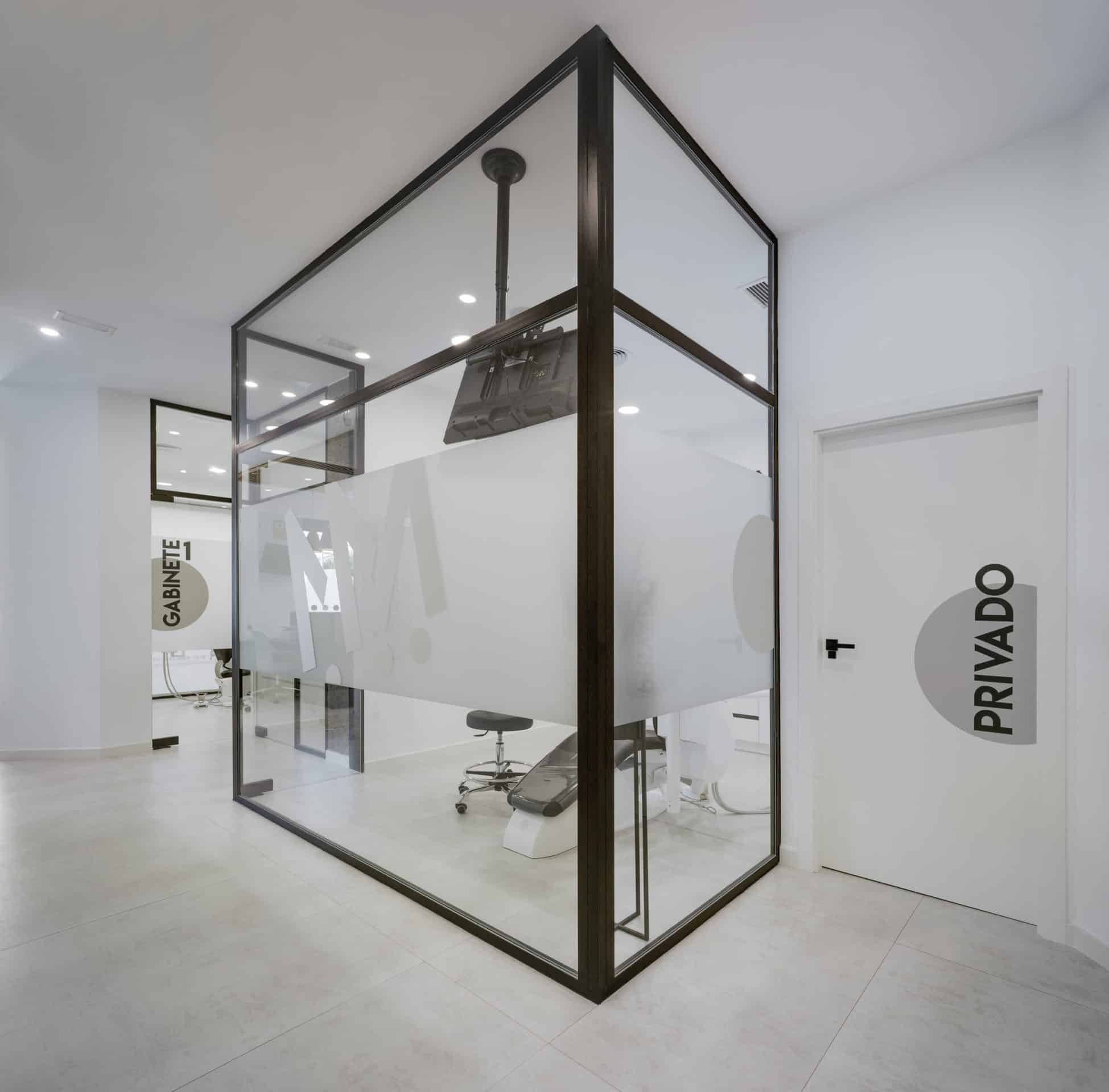 Proyecto Clínica Dental: crear experiencia fuera de lo establecido. 23 Vista desde el pasillo.