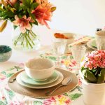 detalle de mesa con caminos de mesa florales y vajilla 6fb83348