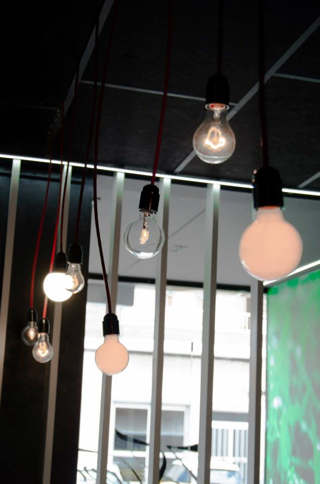 Coffee&Music 2 juego luminico sobre mesas altas